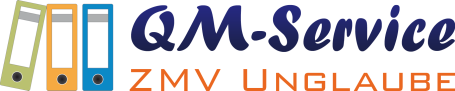 Logo QM-Service ZMV Unglaube: Drei farbige Aktenordner neben dem zweizeiligen Firmennamen.